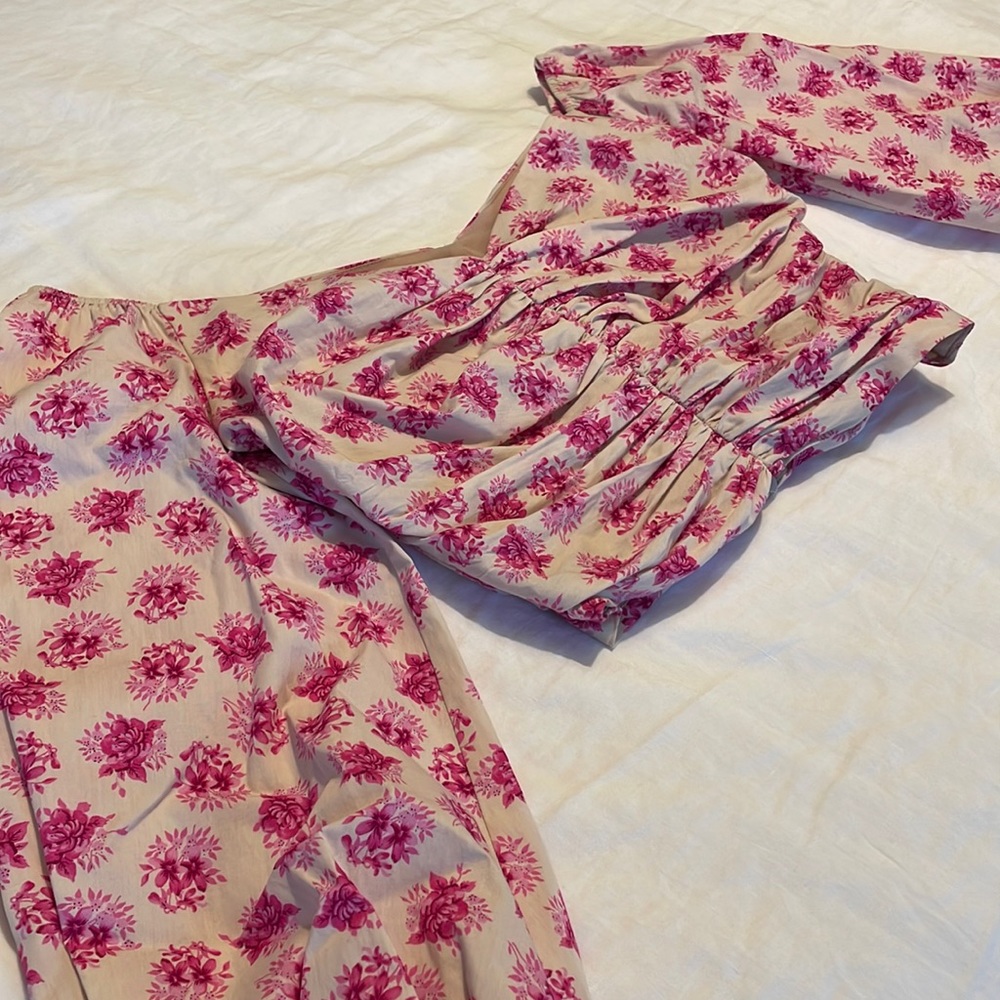 Adorable balloon sleeve corset like crop/bra top from Zara. Size XS.